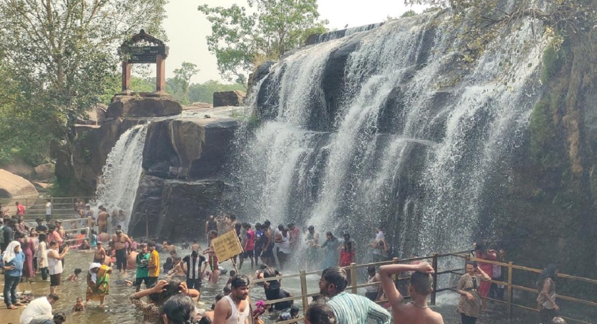குமரியில் இதமான சாரல் மழை; திற்பரப்பு அருவியில் சுற்றுலா பயணிகள் உற்சாகம்  | Tourists enjoy at Thirparappu Waterfall