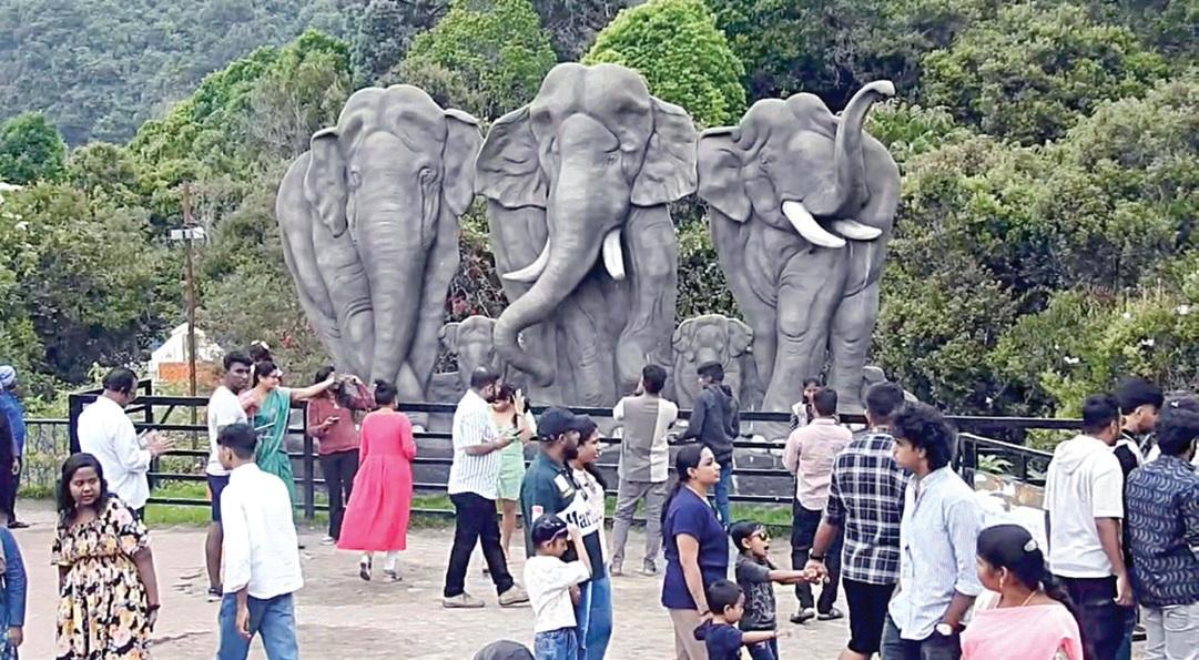 கொடைக்கானலில் குவிந்த சுற்றுலா பயணிகள்: நீண்ட வரிசையில் காத்திருந்த வாகனங்கள் | Tourists flock to Kodaikanal
