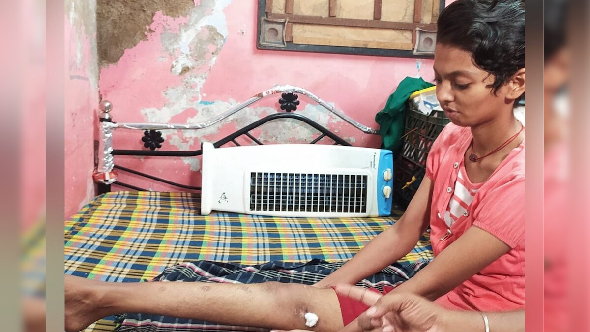 ‘சாதிப்பதற்கு எதும் தடையில்லை’ – இடுப்புக்கு கீழ் செயல் இழந்த நிலையிலும் தன்னம்பிக்கையுடன் பொதுத்தேர்வு எழுதும் ப்ளஸ் டூ மாணவி