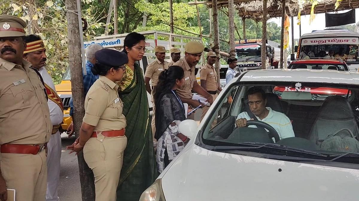 ஊட்டிக்கு வரும் சுற்றுலா வாகனங்களின் இ-பாஸ் பதிவு குறித்து அதிகாரிகள் சோதனை தீவிரம்